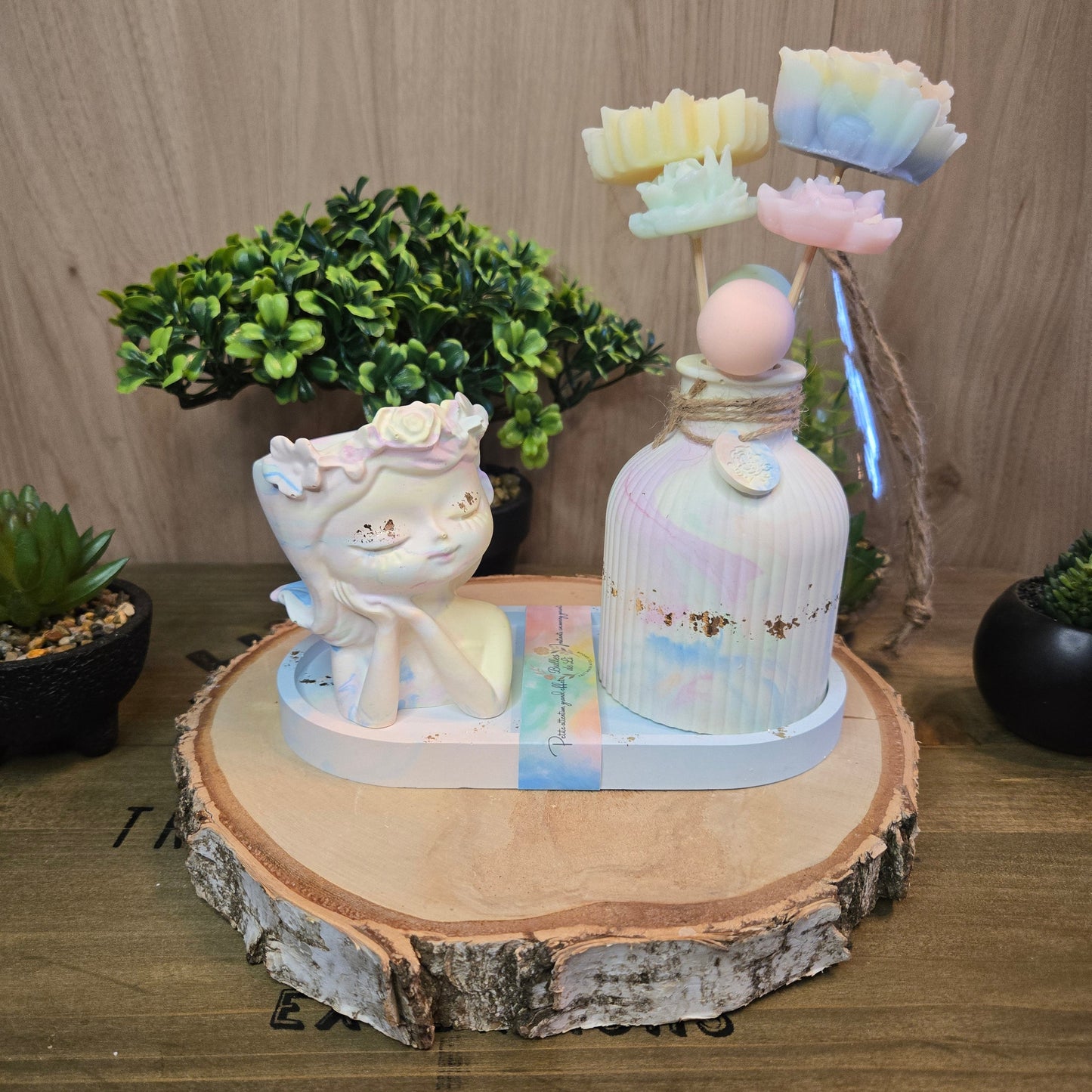 Bouquet de fondants parfumés pastel dans un vase visage en plâtre sur un plateau décoratif marbré, création artisanale Bulles de Li.