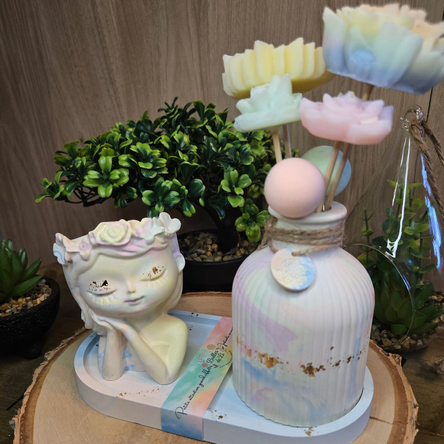 Vase visage en plâtre marbré blanc et pastel sur plateau décoratif, décoration d’intérieur artisanale.