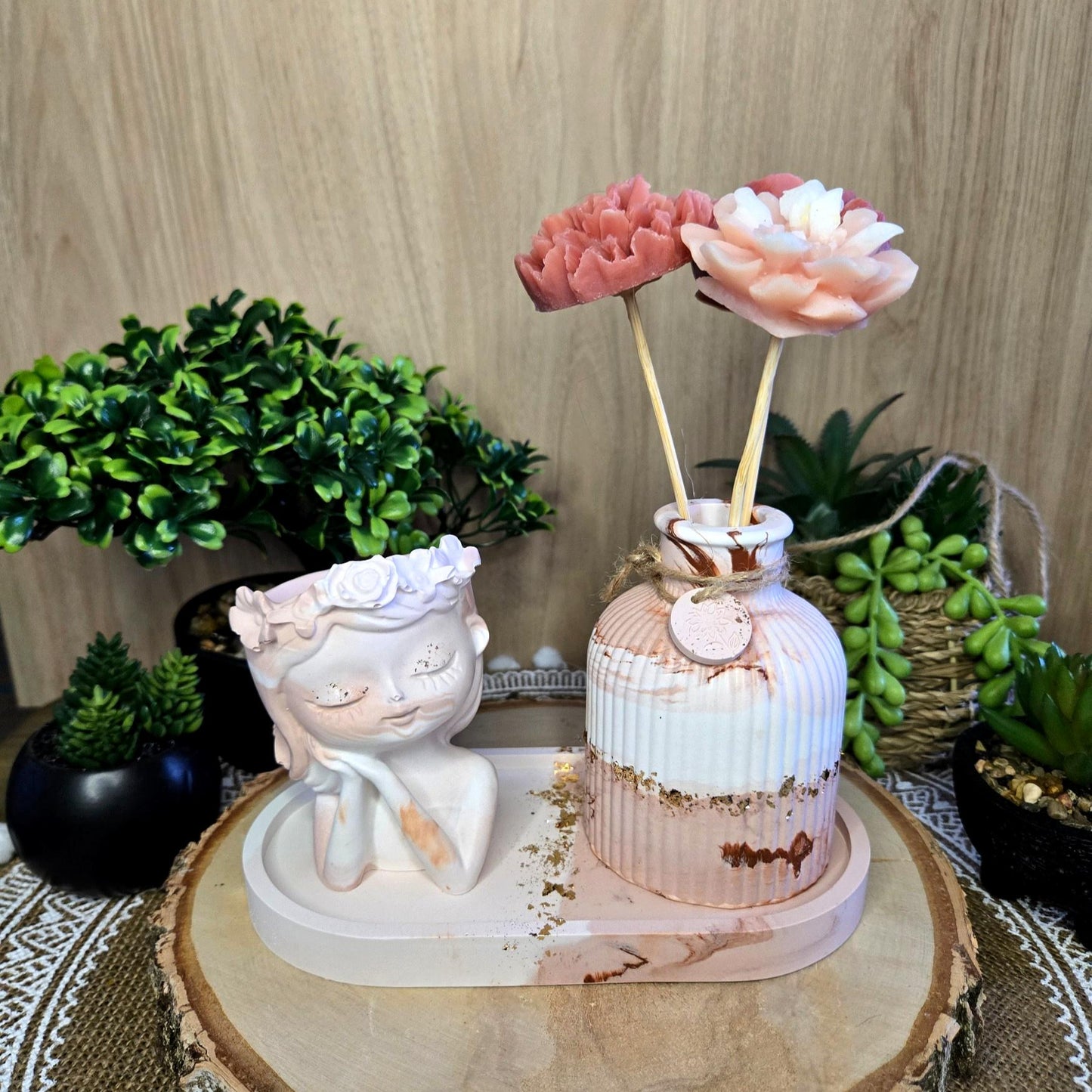 Coffret décoratif artisanal avec fondants en cire végétale, vase et porte-bougie sur plateau marbré – Bulles de Li