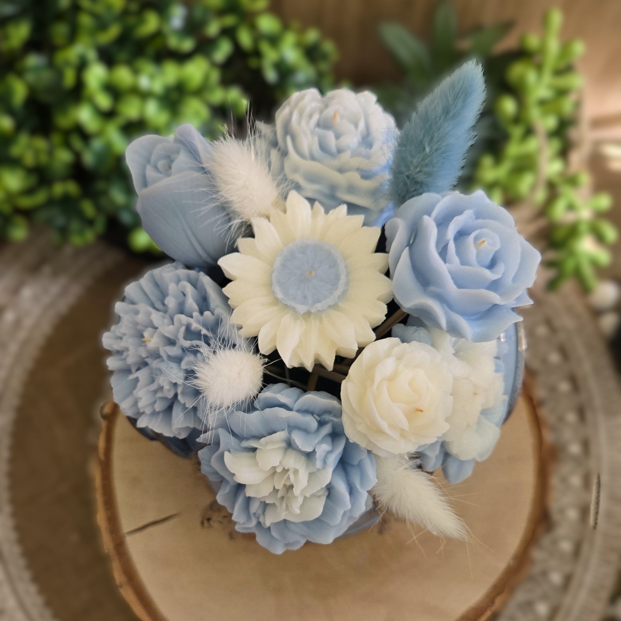 Bouquet parfumé en cire végétale coco – Parfum d’ambiance & fondant brûle-parfum – Vase bleu inclus