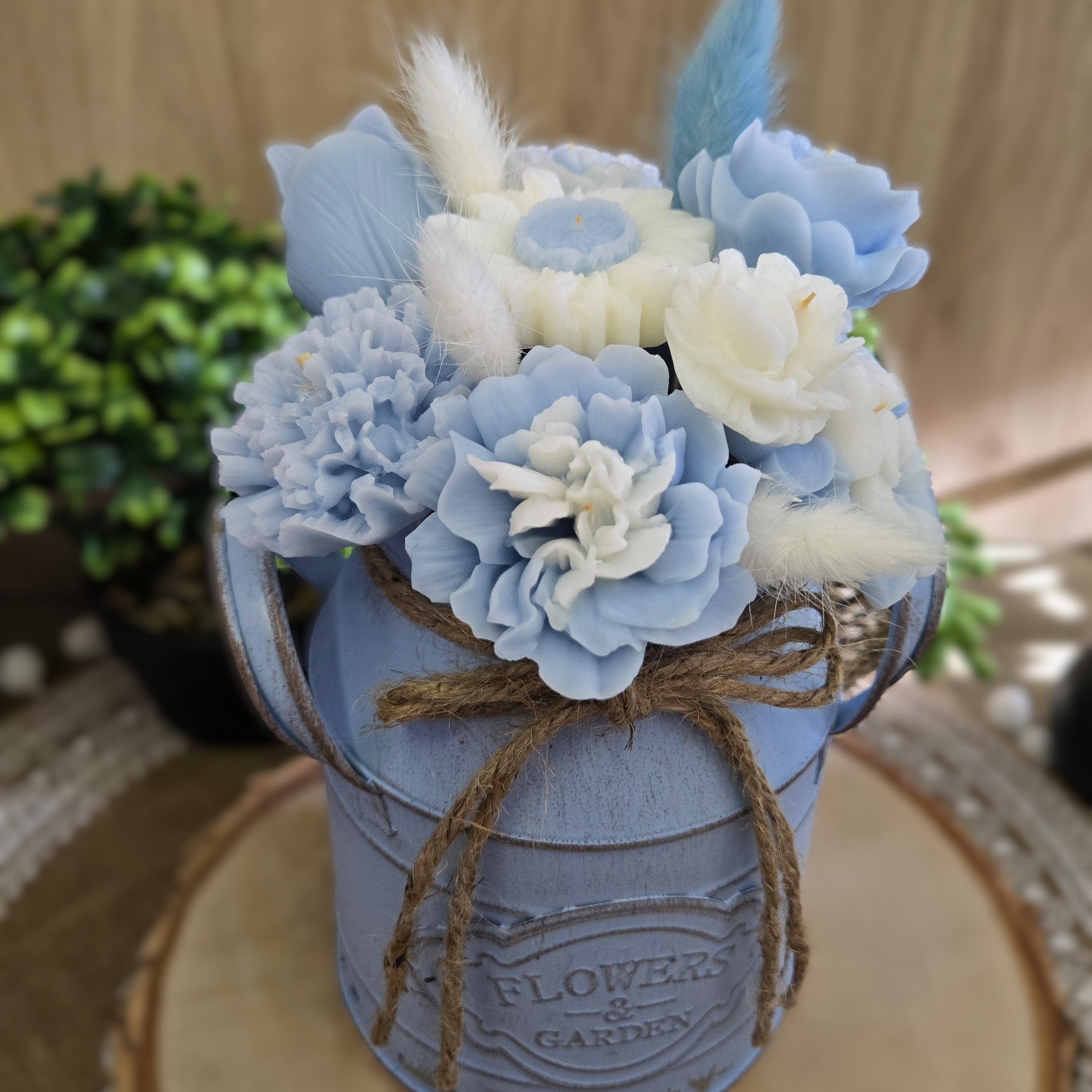 Bouquet de cire coco parfumée 300g dans un vase bleu rétro, détails des fleurs moulées main.

