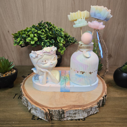 Bouquet de fondants parfumés pastel dans un vase visage en plâtre sur un plateau décoratif marbré, création artisanale Bulles de Li.