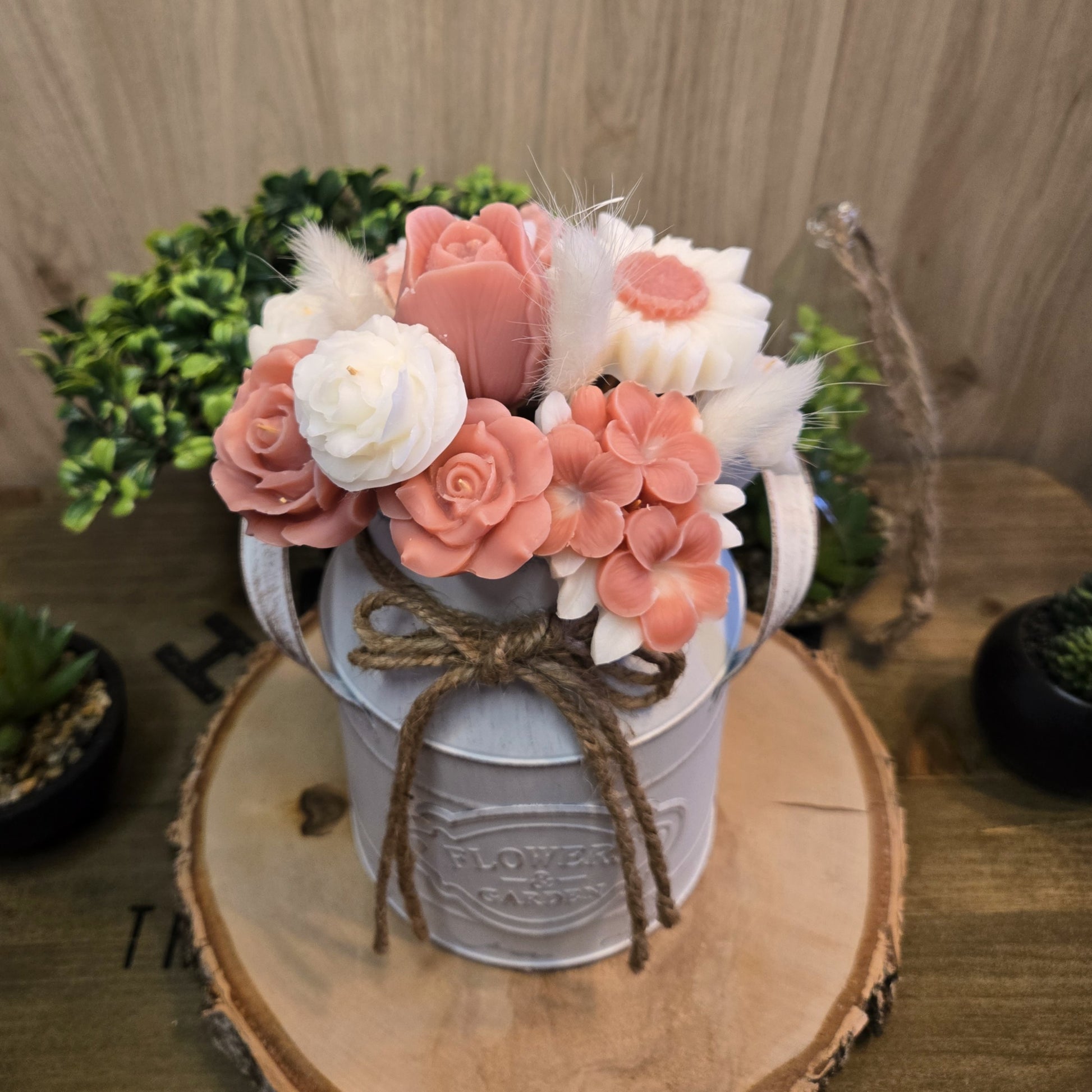 Vue rapprochée du bouquet en cire végétale coco, fleurs artisanales roses et blanches dans leur vase décoratif.

