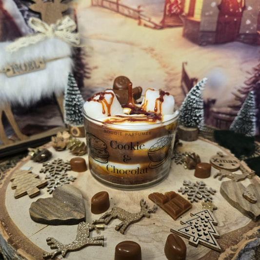 Vue rapprochée de la cire fouettée et du coulis de chocolat

