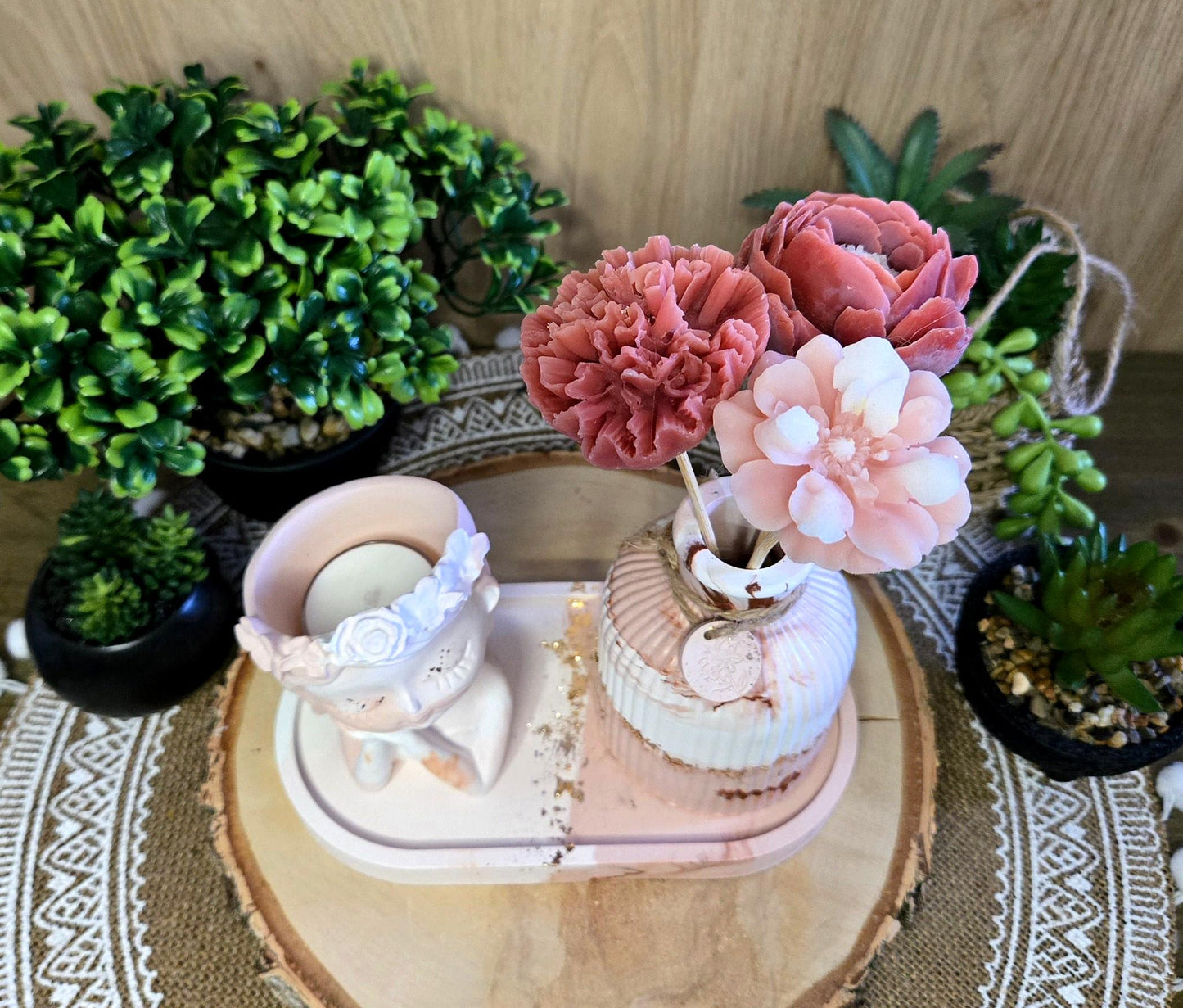 Vue de dessus du coffret cadeau Bulles de Li avec fondants en forme de fleurs et bougie chauffe-plat