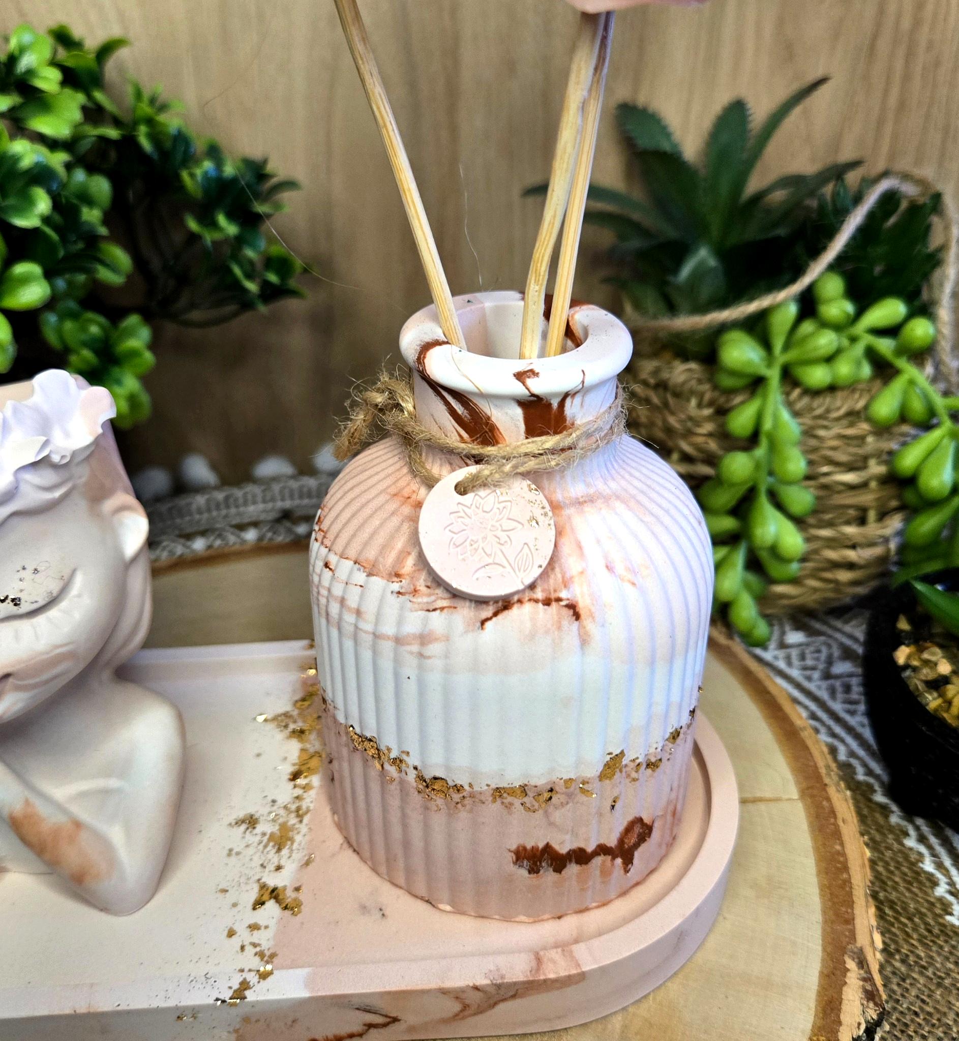 Gros plan sur le vase marbré contenant les fondants en forme de fleurs – décoration parfumée artisanale
